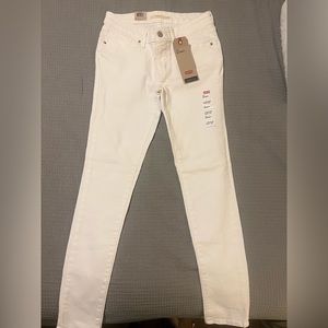 Brand new Levis 711 skinny jeans. Size 2. W26 L30